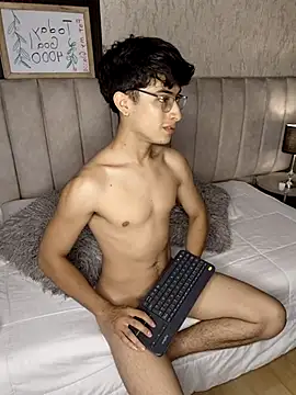 Aaron Eze online show from January 13, 9:30 pm