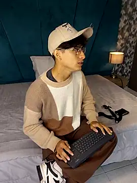 Aaron Eze online show from April 17, 12:41 pm