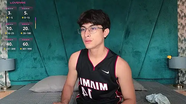 Aaron Eze online show from February 4, 8:37 pm