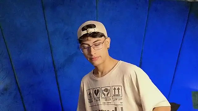 Aaron Eze online show from November 8, 11:52 pm