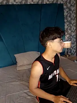 Aaron Eze online show from February 20, 9:05 pm