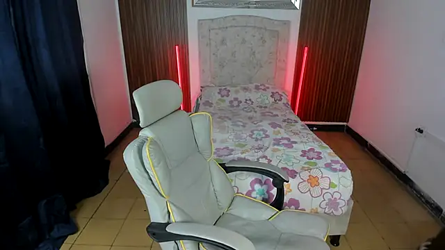 Snapshot of dilan_orduz chatting on October 20, 1:04 pm dilan orduz online show from October 20, 1:04 pm