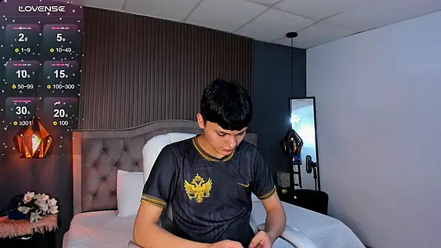 Maxii18  online show from November 10, 7:08 pm