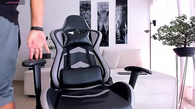 IamKael  online show from December 5, 4:58 pm