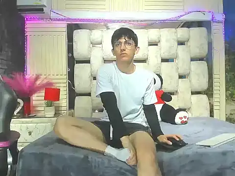 ElanGiraldo online show from March 2, 11:45 pm