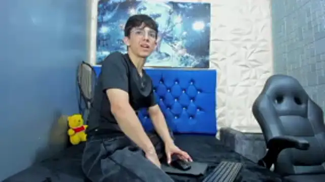 ElanGiraldo online show from March 24, 11:30 pm