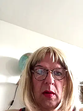 Snapshot of simone_xdressing chatting on September 27, 1:09 pm simone xdressing online show from September 27, 1:09 pm