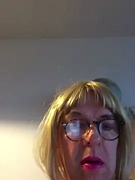 Snapshot of simone_xdressing chatting on January 5, 2:19 pm simone xdressing online show from January 5, 2:19 pm