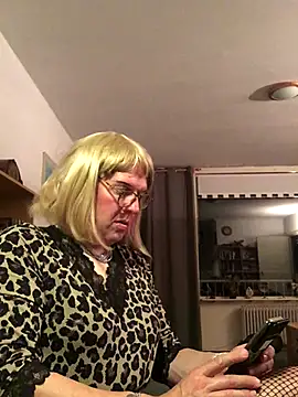 Snapshot of simone_xdressing chatting on September 29, 11:55 pm simone xdressing online show from September 29, 11:55 pm