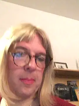 Snapshot of simone_xdressing chatting on March 22, 1:00 am simone xdressing online show from March 22, 1:00 am