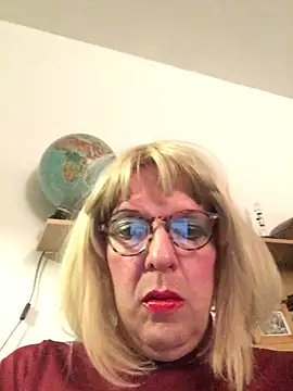 Snapshot of simone_xdressing chatting on October 19, 12:04 am simone xdressing online show from October 19, 12:04 am