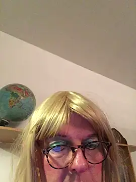 Snapshot of simone_xdressing chatting on February 26, 12:38 am simone xdressing online show from February 26, 12:38 am