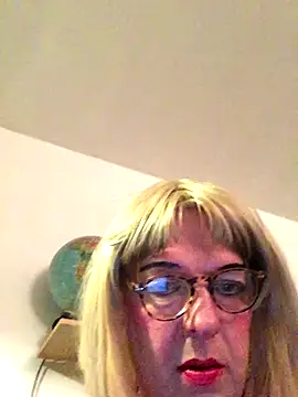 Snapshot of simone_xdressing chatting on October 26, 12:23 am simone xdressing online show from October 26, 12:23 am