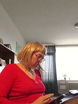 Snapshot of simone_xdressing chatting on January 4, 2:14 pm simone xdressing online show from January 4, 2:14 pm