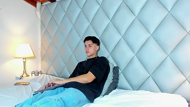 ZeusBrant online show from March 7, 1:53 pm