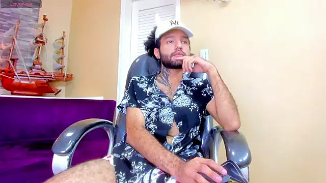 Hottie Bear online show from November 17, 5:10 am