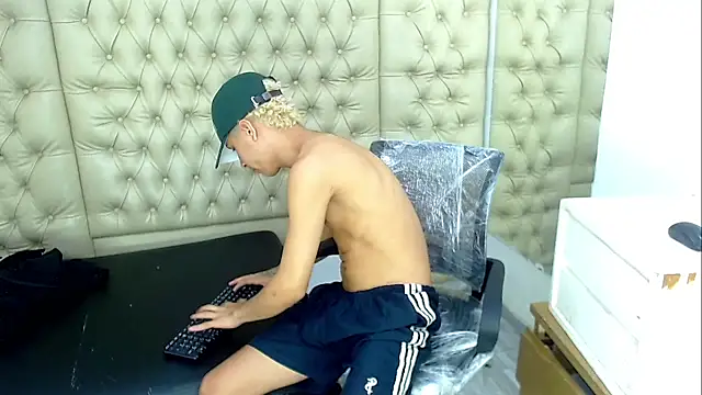 HollmanFronsh online show from December 3, 2:28 am