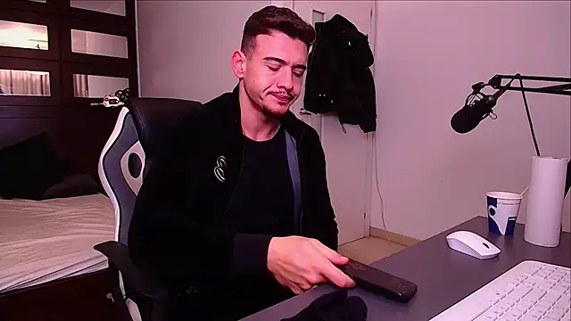 ElijahThorne online show from December 16, 5:47 am