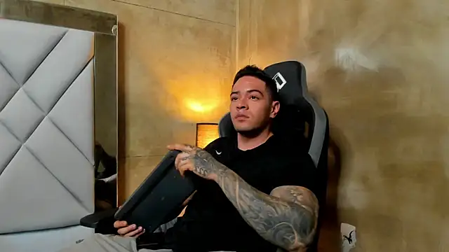 maddox santana online show from December 14, 5:14 am