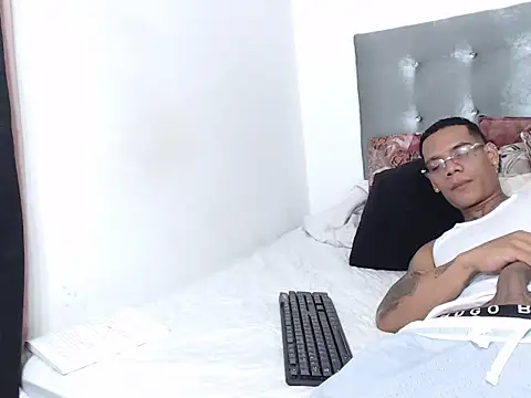 joelgarretx online show from March 11, 3:13 am