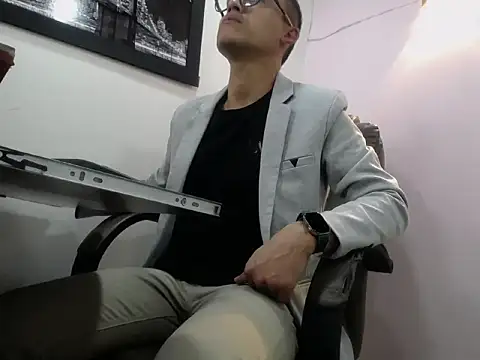 Oswalldo   online show from February 16, 11:30 am