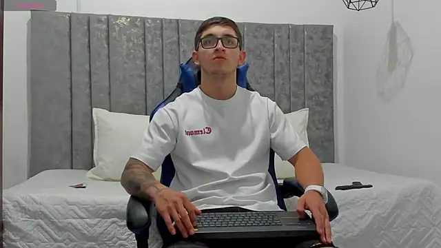 Calvin Hunter online show from April 6, 12:07 am