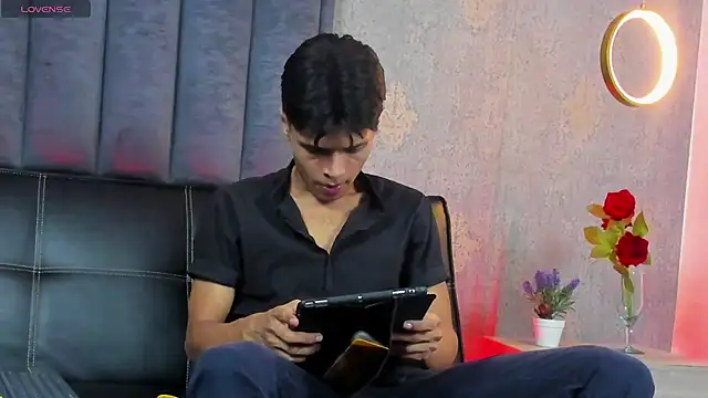 Alejandroo Montenegro online show from March 27, 10:00 pm