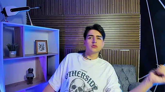 noahWolff  online show from February 26, 5:31 am