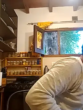 LuxuCum online show from February 4, 9:32 pm