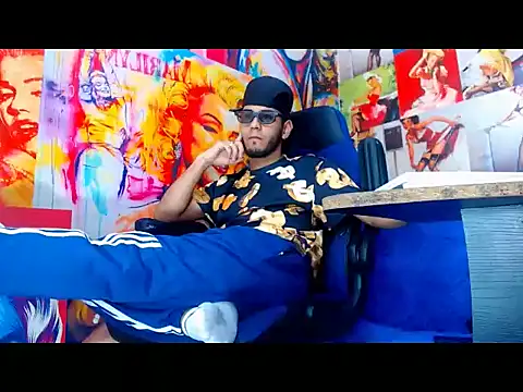 warmNoah online show from April 6, 6:31 pm