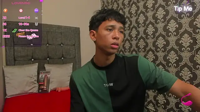 Little Twink19x online show from May 18, 7:18 pm