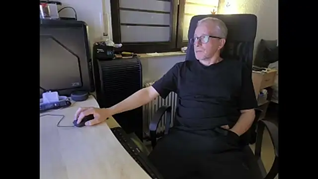 loenne1 online show from May 2, 9:06 pm