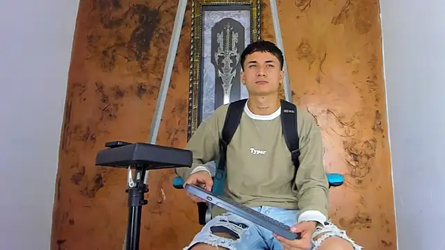 Matheus Ic  online show from March 31, 9:27 pm