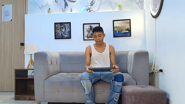 SKINNY BOYXXX online show from April 7, 7:30 am