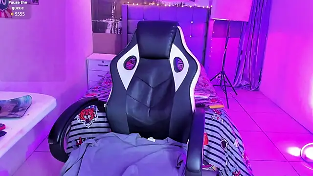 liam scoot  online show from April 1, 8:38 am