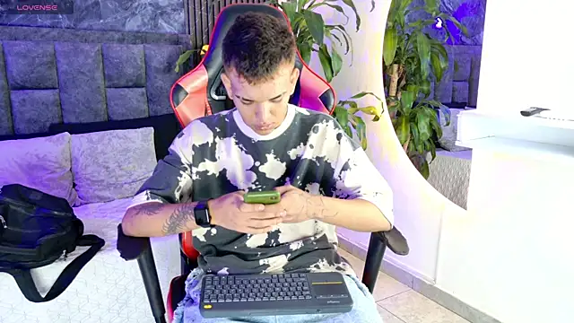 noah travis online show from April 25, 1:36 pm