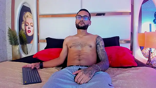 KyleJoss30 online show from April 29, 9:10 pm