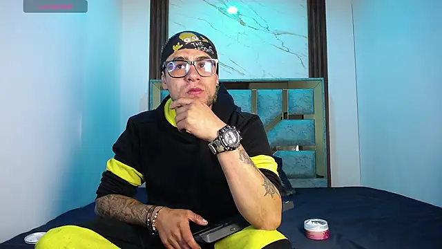 Nickk 21  online show from May 16, 1:09 pm