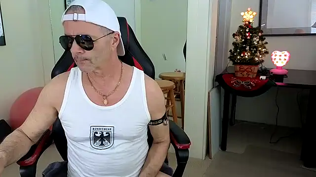 hotdadbod online show from December 7, 9:11 pm