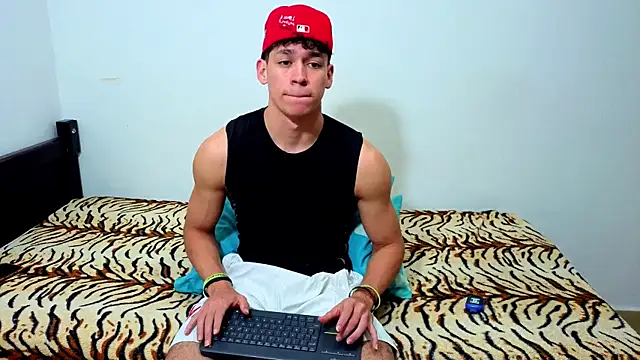 Luke Muscle online show from June 15, 4:04 am