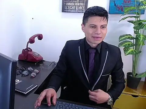 AquilesTaylor online show from June 23, 1:15 pm