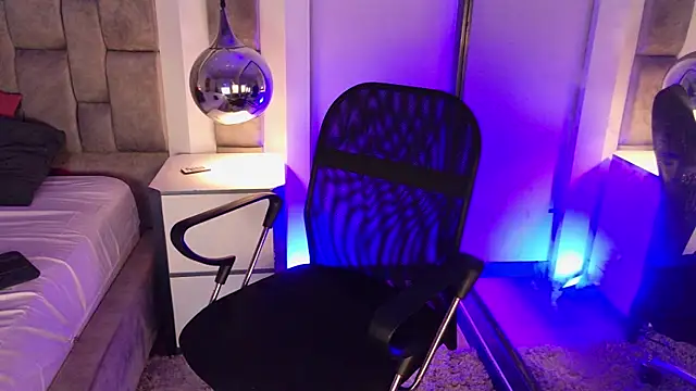 LucasThomson  online show from June 24, 4:15 am