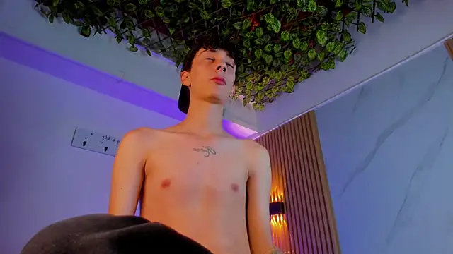 im ethan  online show from July 8, 11:36 am