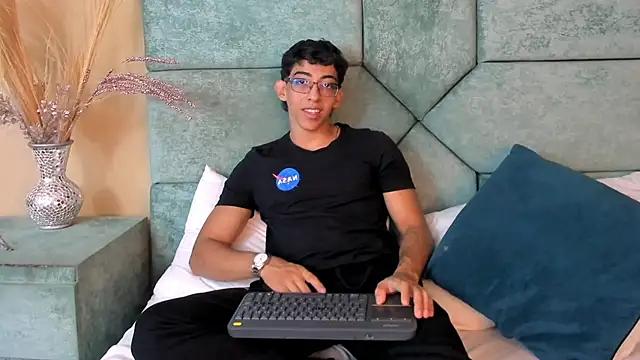 JuliaanRoss online show from June 18, 8:03 pm