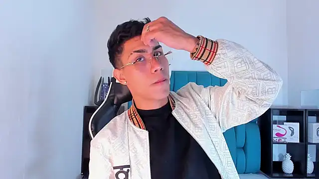 Snapshot of AlanNaughty chatting on February 17, 8:26 pm AlanNaughty online show from February 17, 8:26 pm