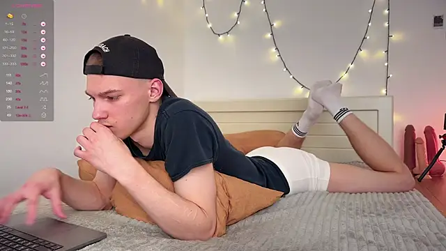 Snapshot of davey_ebash chatting on February 19, 7:05 pm davey ebash online show from February 19, 7:05 pm