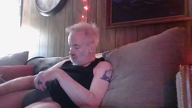 Snapshot of Makowboy chatting on December 5, 2:00 pm Makowboy online show from December 5, 2:00 pm