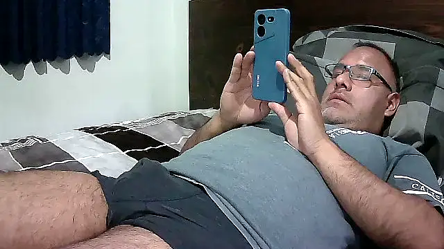 Snapshot of PhillDrake11 chatting on October 8, 12:04 am PhillDrake11 online show from October 8, 12:04 am