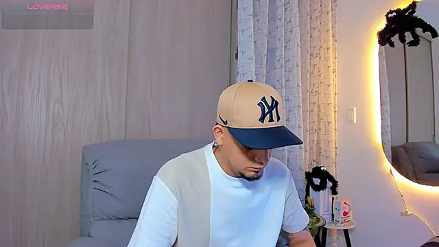 Snapshot of alejandro_calderon1 chatting on October 26, 4:58 am alejandro calderon1 online show from October 26, 4:58 am