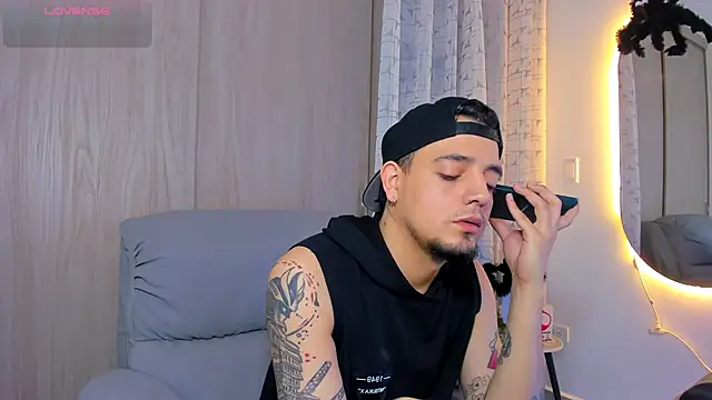 Snapshot of alejandro_calderon1 chatting on October 23, 5:22 am alejandro calderon1 online show from October 23, 5:22 am